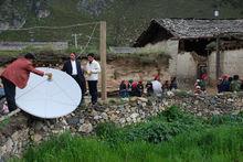 有關人員調試接收設備