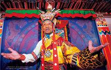 2008 年,土登在北京說唱格薩爾