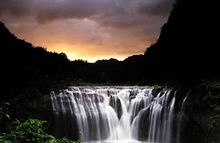 晚霞中的十分瀑布