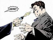 作為檢察官的哈維·丹特被罪犯潑硫酸