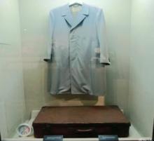 周恩來出席日內瓦會議時穿的風衣和出席亞非會議時用的箱子