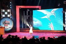 董麗娜在“夏青杯”上朗誦《永生的和平鴿》