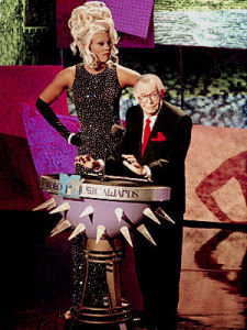 （圖）米爾頓&middot;伯利(右）