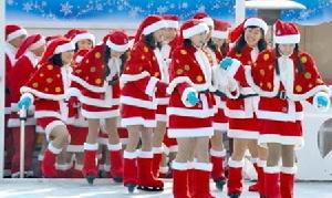 韓國龍仁市主題公園“愛寶樂園”滑冰場的聖誕美女。