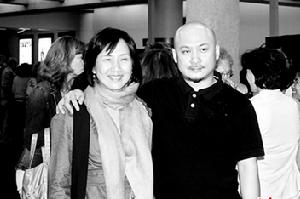 王全安（右）與熱心觀眾合影