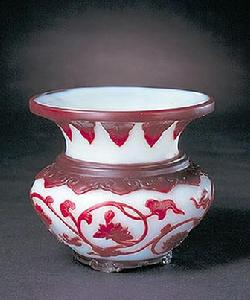 白套紅玻璃纏枝花卉紋奓斗