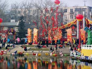 張燈結彩龍潭湖