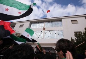 2012年，敘利亞反對派在中國駐敘利亞大使館門前示威，使館玻璃被砸壞