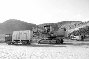 在萊比塘銅礦，幾名緬甸籍員工正在工作。