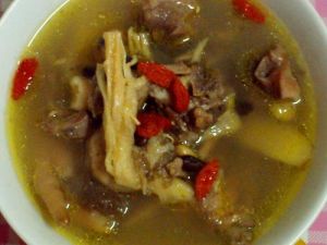 黑豆天麻老母雞湯 黑豆天麻老母雞湯