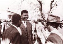 1950年曼德拉與兩名“叛國罪”同犯聊天。