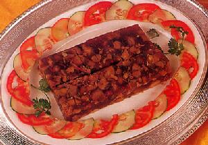 菜 名： 花生豬手凍 主 料： 花生米100克，豬手2隻(約1000克)。 配 料： 芹菜末、紅辣椒末、芫荽各20克。醬油5克，魚露10克，味素5克，冰糖30克。 做 法： 1．豬手去淨豬毛後，斬件、洗淨、“飛水”、漂冷。花生加清水煲20分鐘後，撈出待用。    2．豬手加清水、醬油、魚露、味素、冰糖一起放入沙煲內煲至軟爛、湯水有膠質時，原湯用白布過濾，豬手拆去骨、切小件連同花生、過濾原湯繼續煲20分鐘，然後倒入擦過油的不鏽鋼方盤內，撒入芹菜末、紅辣椒末，待冷卻即成。食時取出，切成厚片，裝盤，芫荽伴邊即可。    醬碟：魚露、蒜泥醋。 特 點： 香滑、肥而不膩。 備 註： 可加入魚膠粉50克，凝結更快。夏天冷吃，效果更佳。