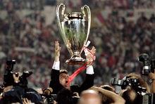 范加爾高舉歐冠獎盃