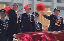 在國慶大閱兵“依法治國”方陣彩車上