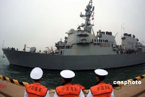 （圖）美國海軍“菲茨傑拉德”號驅逐艦到港時情景