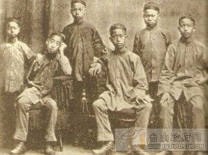 部分留美學童在美國時的合影。左起為鄺榮光、何廷梁、張康仁、蘇銳釗、唐國安、鄺景垣。.他們仍戴禮帽（瓜皮帽）。衣穿唐服，各人高矮不均，顯見年齡的差異。