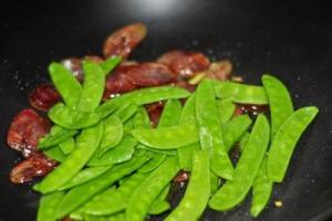 荷蘭豆炒臘腸