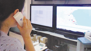 總管看到監視屏上誰犯錯了，立即撥通電話