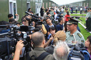 圖為曾擔任徒步方隊副總指揮郭志剛接受記者採訪