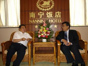 廣西自治區政協副主席梁春祿先生（右）接見鄭昭明主席（左）