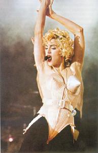 （圖）1990年 麥當娜把內衣外穿發揚光大