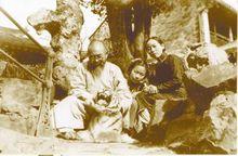 張善子及家人與“虎兒”合影