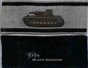 延伸類型，銅材質，坦克樣式標準，輕微氧化變黑，前凸車燈基座與炮塔基座獨立且中間有間隙。經過佩帶磨擦，顯現出高品質銅材質本色，非磁性。