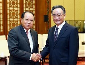 泰國會議長尼空與委員長吳邦國親切握手