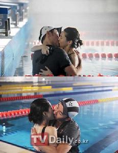 嚴泰雄與車藝蓮熱吻