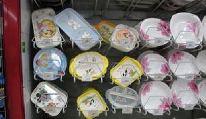 （圖）家樂福等待出售的仿瓷餐具