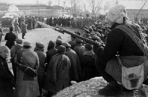 定陶戰役後,大批俘虜被押下戰場 定陶戰役後,大批俘虜被押下戰場