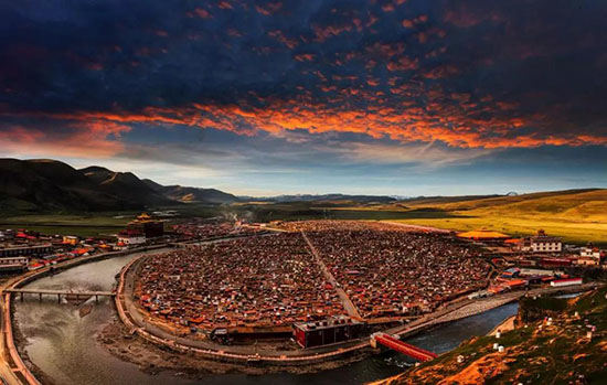 不去色達,就去亞青!它才是川西最後的紅色佛國!