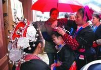 新郎家女眷為新娘梳頭