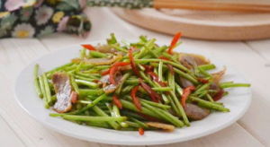 臘肉炒藜蒿 臘肉炒藜蒿