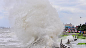 遊客冒險觀颱風“燦鴻”巨浪