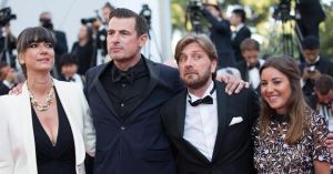 導演魯本·奧斯特倫（右二）和主演克萊斯·邦（左二）在紅毯上合影