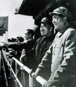 (圖)1958年10月1日,毛澤東、周恩來檢閱通過天安門廣場的民兵隊伍