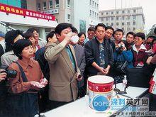 蔣和平喝下一大杯塗料