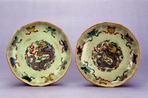 清康熙綠郎窯加彩龍紋盤 清康熙綠郎窯加彩龍紋盤