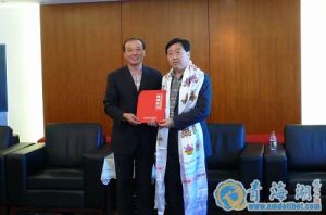 中國國家博物館館長呂章申同志為娘本先生頒發收藏證書