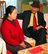 丹增慰問困難企業職工