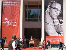 前國務卿奧爾布賴特在更名儀式上發表演講