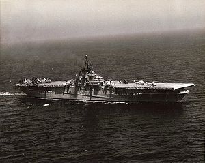 己重編為反潛航母的拳師號，未有進行SCB-125改建。艦艏仍為開放式，且沒有斜角飛行甲板。艦上停泊了S2F-1反潛機及西科斯基H-34直升機。攝於1956-1957年。