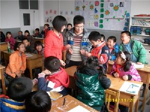 宣教志願者與小學生在課堂上