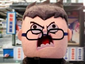 戴著暴漫風格頭套的敖廠長