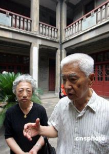 上海老人陳炳榮兄妹向來自加拿大的歷史教師講述昔日日本侵略軍在上海搶占陳氏私宅，建立慰安所的內幕。