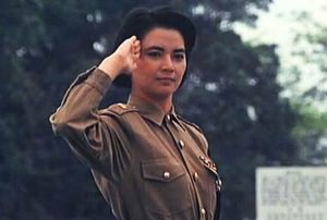 飾演女警的胡慧中