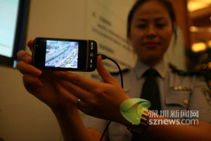 交警現場演示如何使用“網上深圳交警”