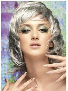 眼線液營造出迷濛煙燻眼妝