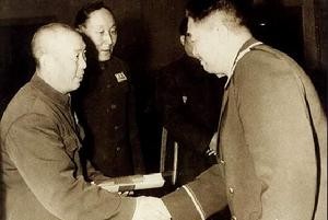 （圖）賀龍元帥給西藏軍區政治委員譚冠三授銜授勳